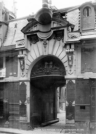 Façade sur rue : Porte du 17ème siècle