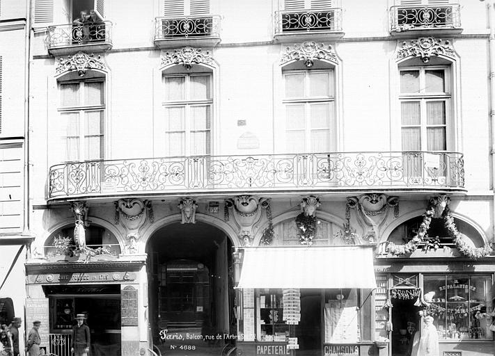 Façade sur rue : Balcon