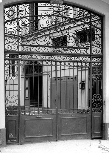 Grille en fer forgé de la cour