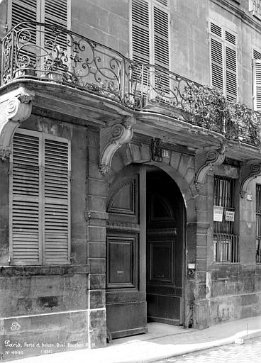 Façade sur rue : Porte et balcon