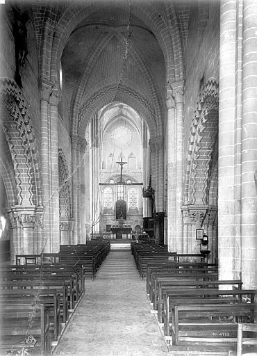 Vue intérieure de la nef vers le choeur