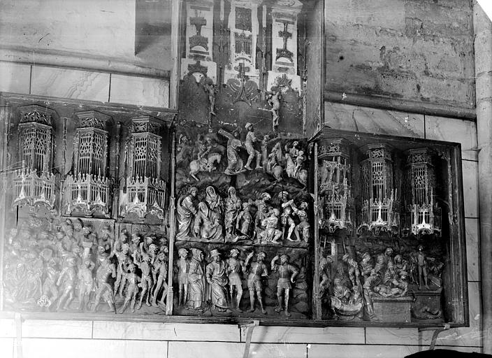 Retable. Retable en bois sculpté peint et doré : Scènes de la Passion