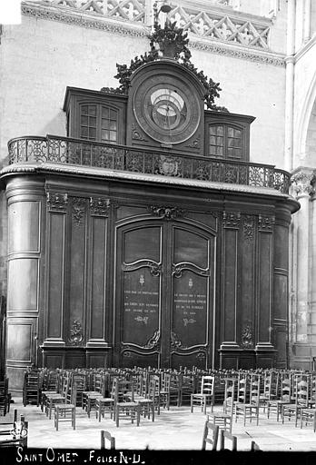 Horloge astronomique. Tambour de porte et horloge astronomique