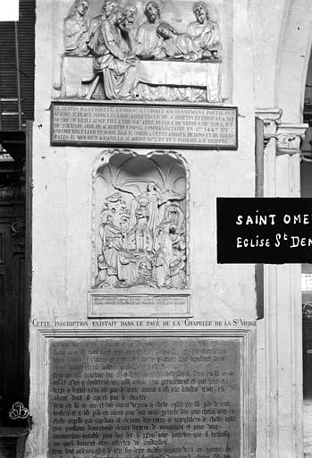 Fragment sculpté. Bas-relief provenant du tombeau de Guillaume Fillastre, abbé de Saint-Bertin mort en 1473 : La Cène (terre émaillée) ; Monument funéraire de Marguerite Billon, morte en 1523, pierre, 16e siècle ; Inscription commémorative - © Ministère de la Culture (France), Médiathèque du patrimoine et de la photographie, diffusion RMN-GP