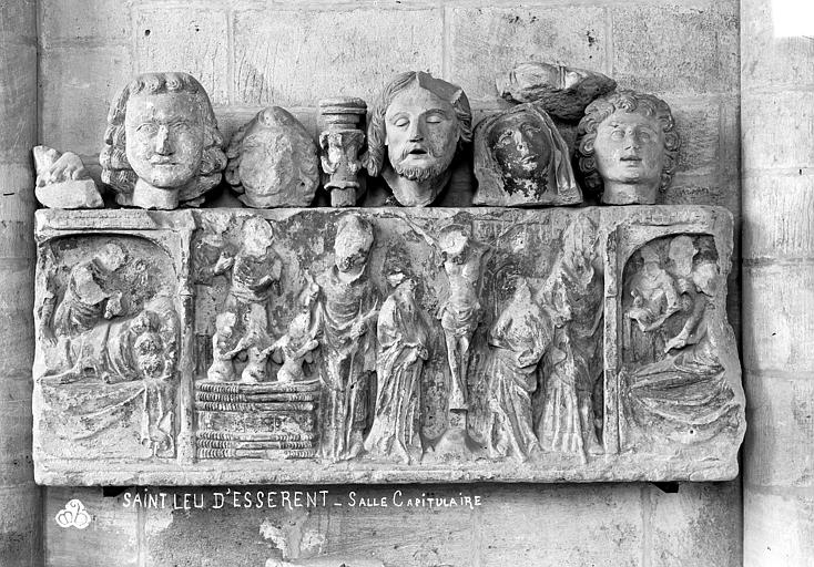 Eglise, bas-relief dans la salle capitulaire. Retable en pierre sculptée de la salle capitulaire : Scènes de la Passion