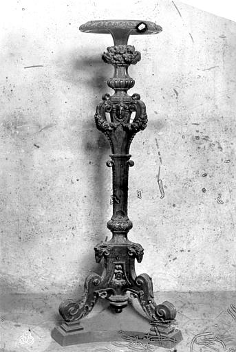 Eglise, lampadaire bois sculpté. Chandelier d'église (torchère) en bois taillé et doré, décoré de têtes de béliers - © Ministère de la Culture (France), Médiathèque du patrimoine et de la photographie, diffusion RMN-GP