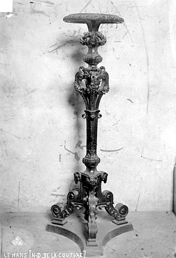 Eglise, lampadaire bois sculpté. Chandelier d'église (torchère) en bois taillé et doré, décoré de têtes de béliers