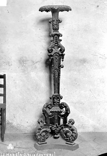 Eglise, lampadaire bois sculpté. Chandelier d'église (torchère) en bois taillé et doré, avec pied à double console - © Ministère de la Culture (France), Médiathèque du patrimoine et de la photographie, diffusion RMN-GP