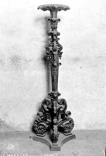 Eglise, lampadaire bois sculpté. Chandelier d'église (torchère) en bois taillé et doré, avec pied à double console