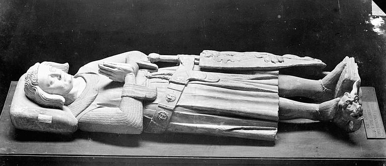 Moulage - Statue funéraire (gisant) : Haymon, 1er comte de Corbeil, fondateur de l'église Saint-Spire en 950