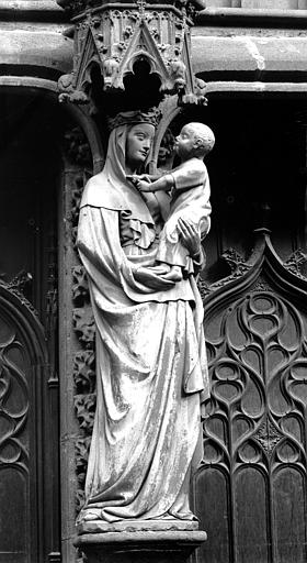 Trumeau de la porte. Statue: la Vierge à l'Enfant ou la Vierge du Marthuret