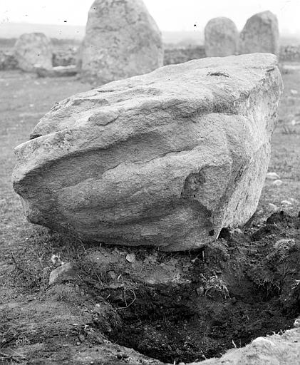 Menhir renversé à la tête du Ménec