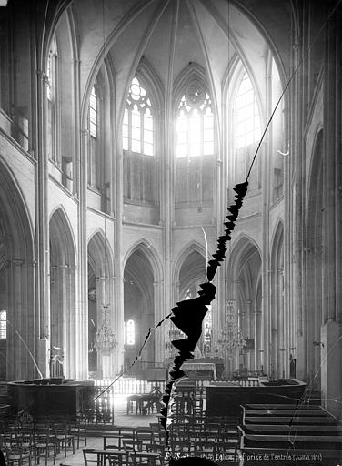 Vue intérieure de la nef vers le choeur