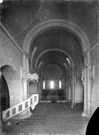 Vue intérieure de la nef vers le choeur