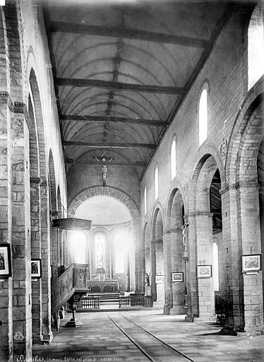 Eglise : Vue intérieure de la nef vers le choeur