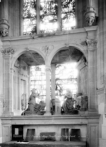 Ruines. Groupe sculpté en pierre dans un décor d'architecture, au-dessus de l'autel de la chapelle de la Vierge : L'Annonciation - © Ministère de la Culture (France), Médiathèque du patrimoine et de la photographie, diffusion RMN-GP