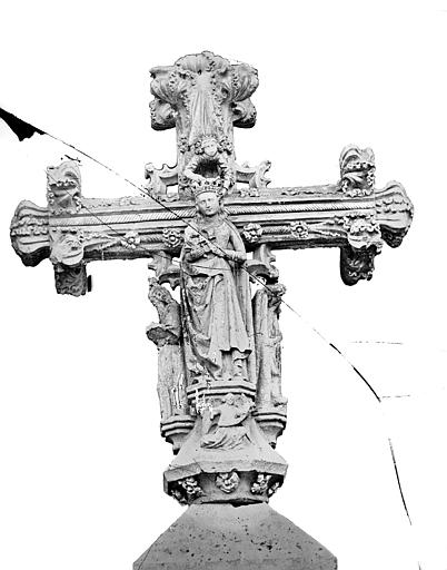 Croix de calvaire (revers) : Vierge à l'Enfant