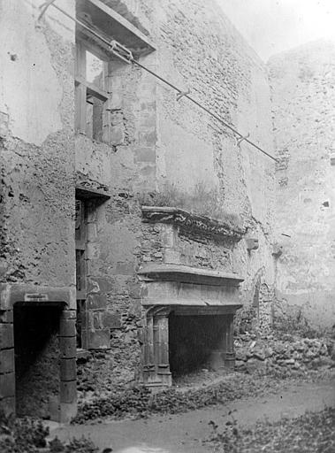 Salle intérieure et cheminée