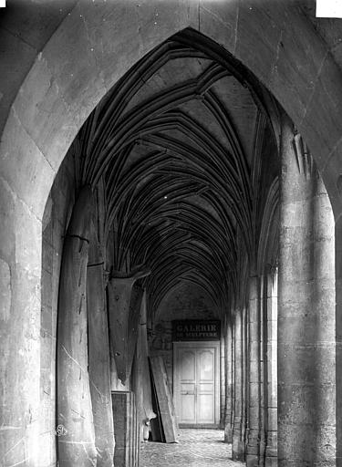 Cour intérieure : Vue intérieure de la galerie