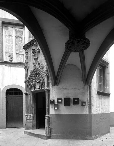 Passage sous voûte et porte de l'escalier