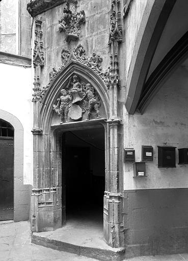 Porte de l'escalier en tourelle