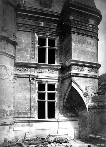 Façade sud sur cour : Partie droite et base de la tourelle