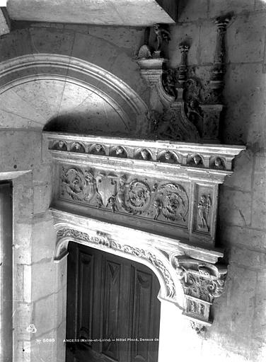 Escalier : Linteau de porte sculpté