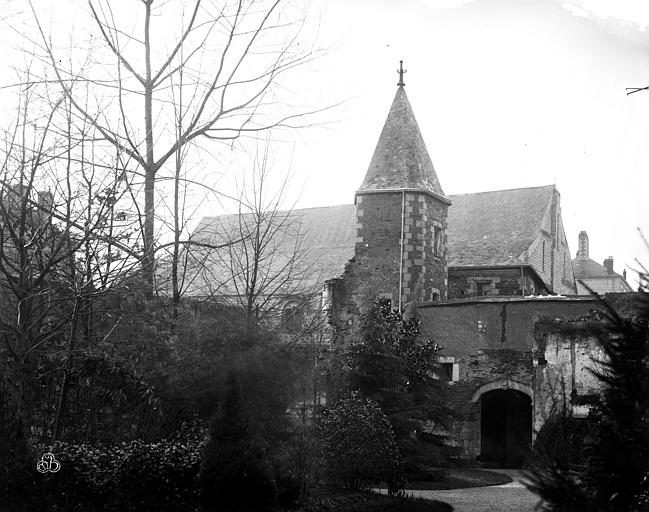 Ensemble ouest : Entrée, tourelle du cloître et ancienne salle des Malades