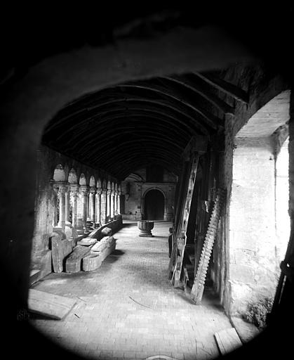 Cloître : Vue intérieure de la galerie sud