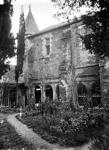 Cloître : Galerie ouest et jardin