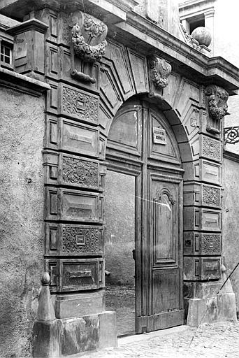 Porte sur rue, vue diagonale