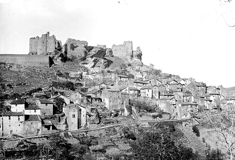 Vue générale du village et des vestiges du château