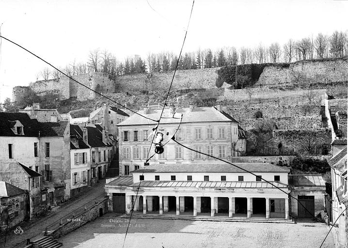 Vue générale prise d'une petite place