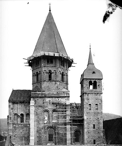 Église - Grand transept sud, côté ouest : Clocher de l'Eau-Bénite et clocher de l'Horloge