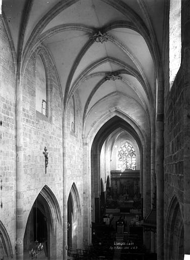 Nef, vue de l'entrée