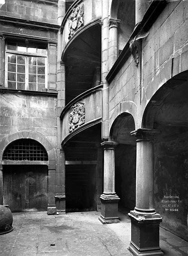 Cour intérieure : Escalier armorié