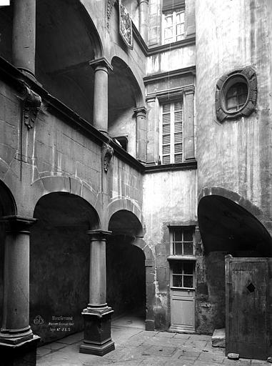 Cour intérieure : Galeries superposées