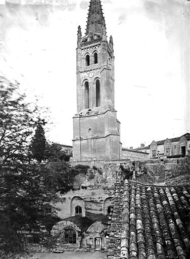 Clocher et vue de l'église souterraine