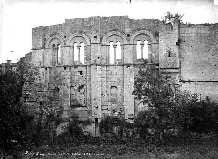 Façade à fenêtres romanes géminées