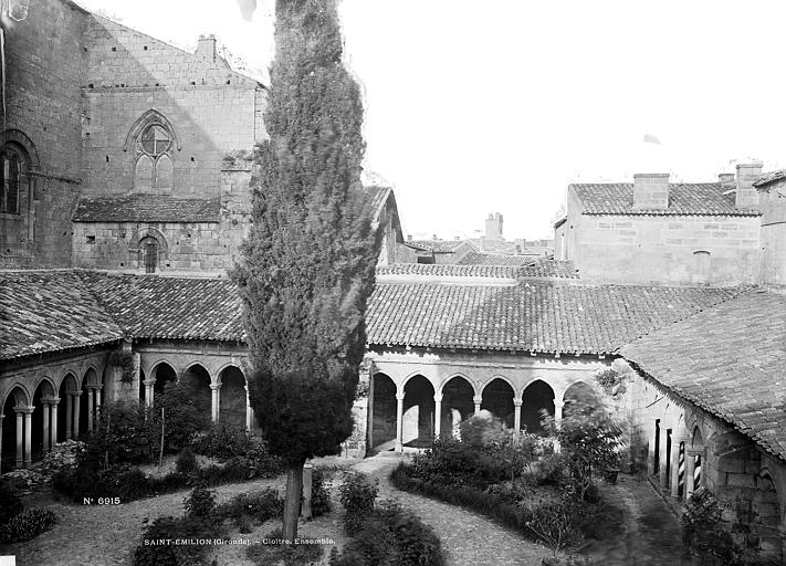 Vue en plongée sur l'ensemble du cloître