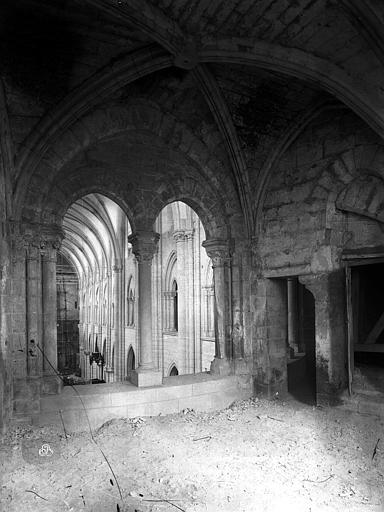 Église : tribunes de l'abside au-dessus du déambulatoire