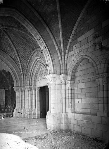 Narthex ou porche de l'église, vue intérieure