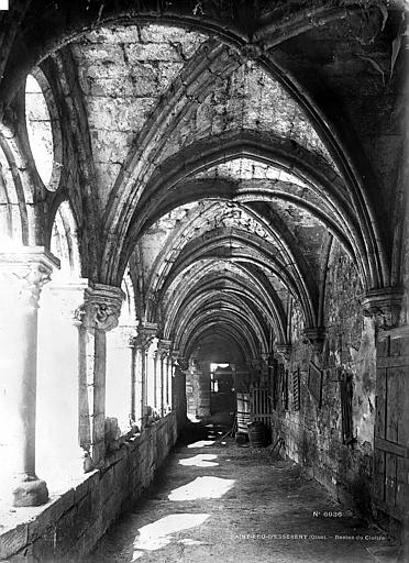 Galerie nord du cloître vue vers l'ouest