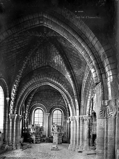 Eglise : salle au 1er étage du massif occidental vue vers le nord