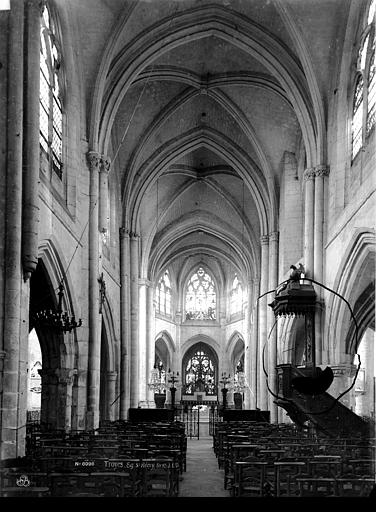 Nef, vue de l'entrée