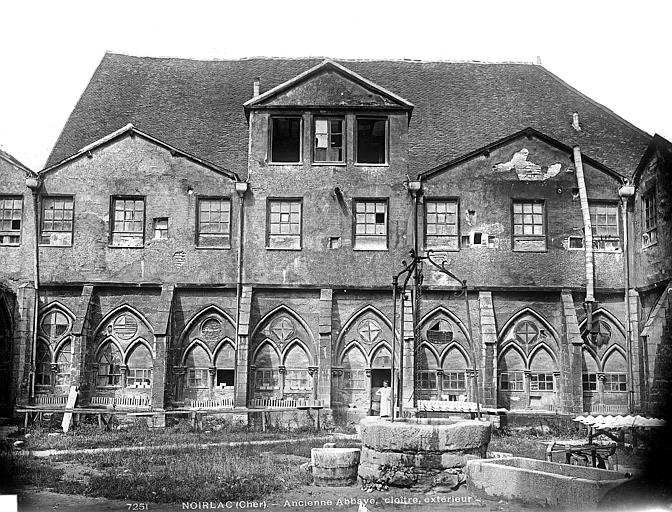 Grande façade ouest de l'église ancienne