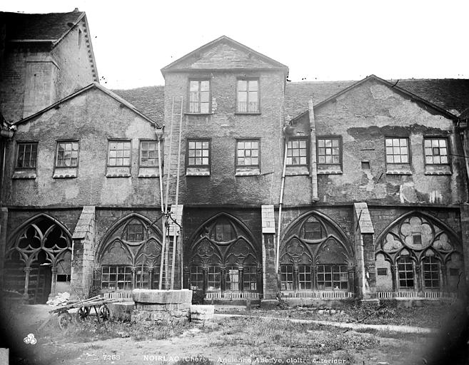 Grande façade ouest de l'église ancienne