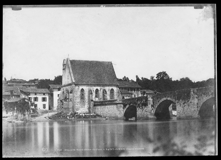 Vue générale prise de la rivière