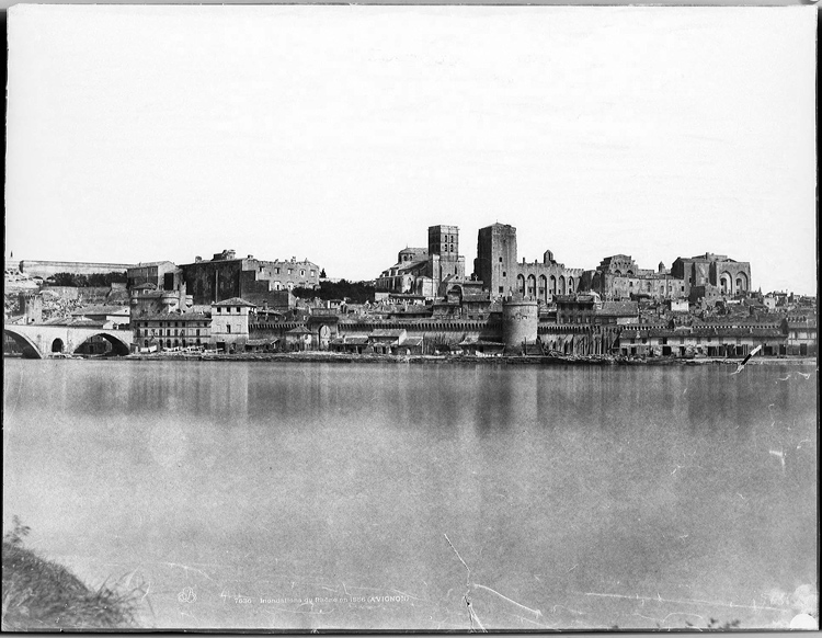 Inondations du Rhône. Vue prise vers l'ancien Palais des Papes et la cathédrale Notre-Dame-des-Doms