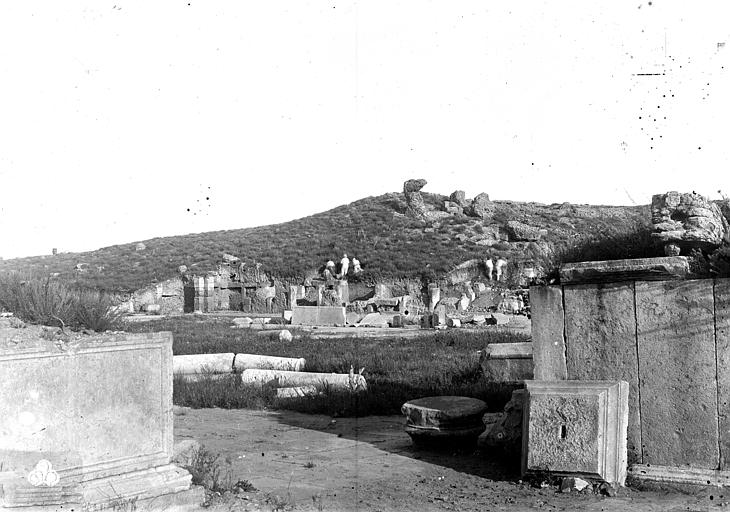 La colline du théâtre depuis le forum (?)